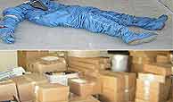 Uno de los dos trajes de 'esp&iacute;as espaciales', y las cajas en las que fueron localizados.